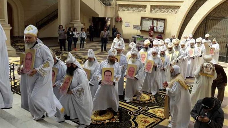 زفة أيقونات في كاتدرائية