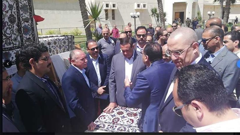 رئيس الوزراء ومحافظ