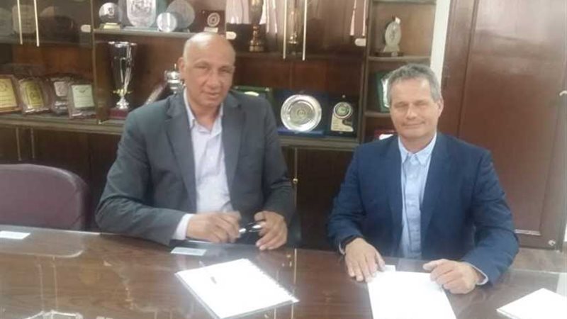 (الطائرة) يتعاقد