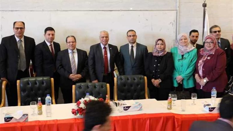 خبراء وكتاب يناقشون