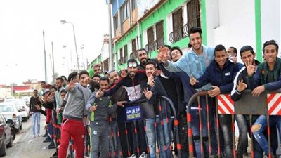 توافد جماهير الأهلي بأعداد كبيرة لشراء تذاكر مباراة صن داونز