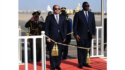 مراسم استقبال رسمية للرئيس السيسي لدى وصوله إلى داكار