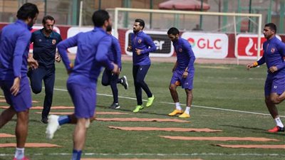 لاعبو الأهلي الغائبون عن لقاء صن داونز يؤدون تدريباتهم على ملعب النادي