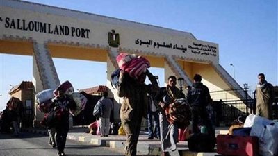 عودة 417 مصريا من ليبيا وعبور 276 شاحنة عبر منفذ السلوم