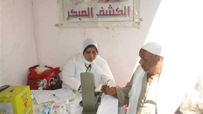 فحص 1787 مواطنًا في قافلة طبية بقرية طلا جنوب بنى سويف