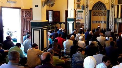 محافظ البحيرة يستمع لمطالب وشكاوى المواطنين عقب صلاة الجمعة بدمنهور