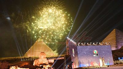 بالصور.. الألعاب النارية تزين منطقة الأهرامات
