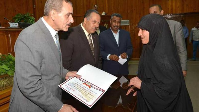محافظ أسيوط يكرّم