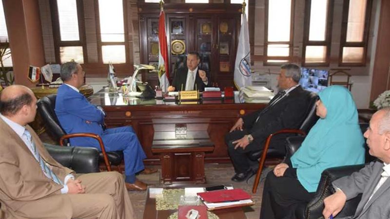 محافظ بني سويف يبحث