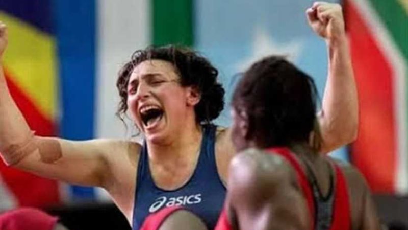 سمر حمزة توقع عقداً