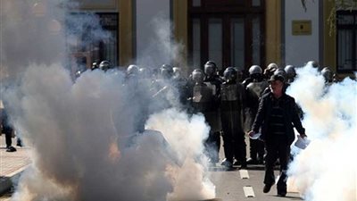 الشرطة الألبانية تطلق الغازات المسيلة للدموع لتفريق المتظاهرين ضد الحكومة