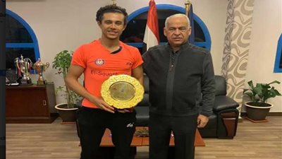 عامر يكرم الشربينى بعد تتويجه ببطولة سيرينا للاسكواش.. صور