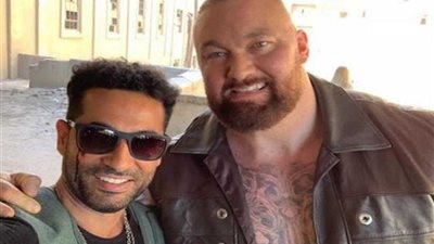 نجم صراع العروش مع عمرو سعد في كواليس حملة فرعون.. (صور)