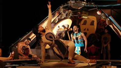 طلبة الجامعة يتفاعلون مع 