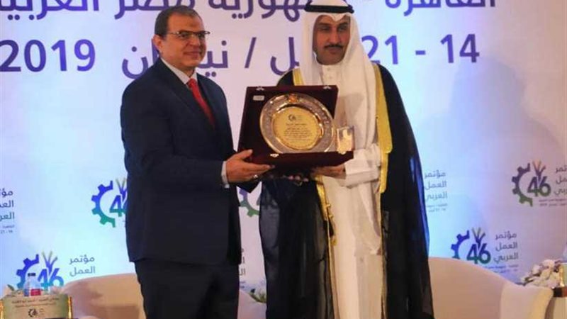 المطيري يُهدي درع