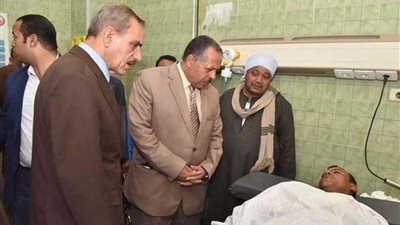 محافظ أسيوط يزور سائقا بالمستشفى تعرض لحادث أثناء العمل