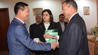 محافظ بني سويف وسفير فيتنام يستعرضان الفرص الاستثمارية