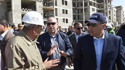 رئيس الوزراء ووزير الإسكان يتفقدان مشروعات مدينة العلمين الجديدة