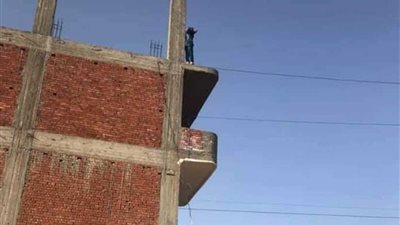 إنقاذ فتاه من الانتحار بالقفز من سطح مبنى فى يمنود