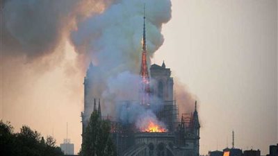 انهيار برج كاتدرائية نوتردام التاريخية إثر حريق هائل..وماكرون يعلق.. 