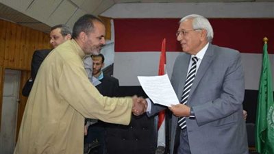 تسليم عقود تمليك أراضي الدولة لـ 15 مواطنًا بالسنبلاوين