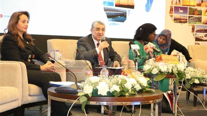 وزير الكهرباء يتسلم