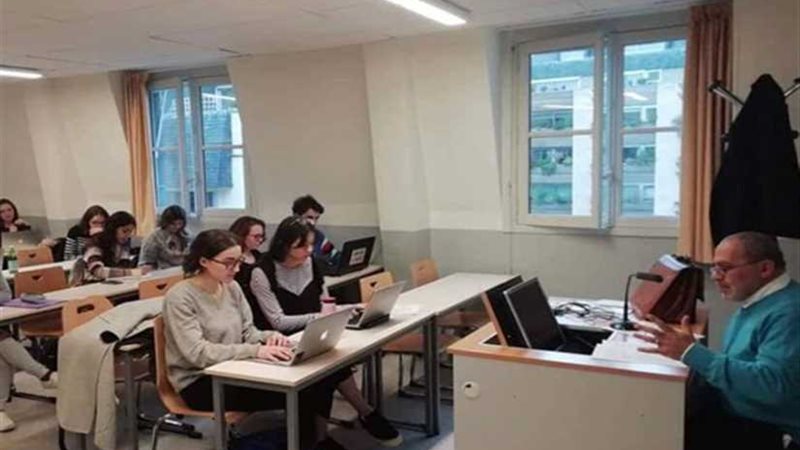 أستاذ بجامعة الأزهر