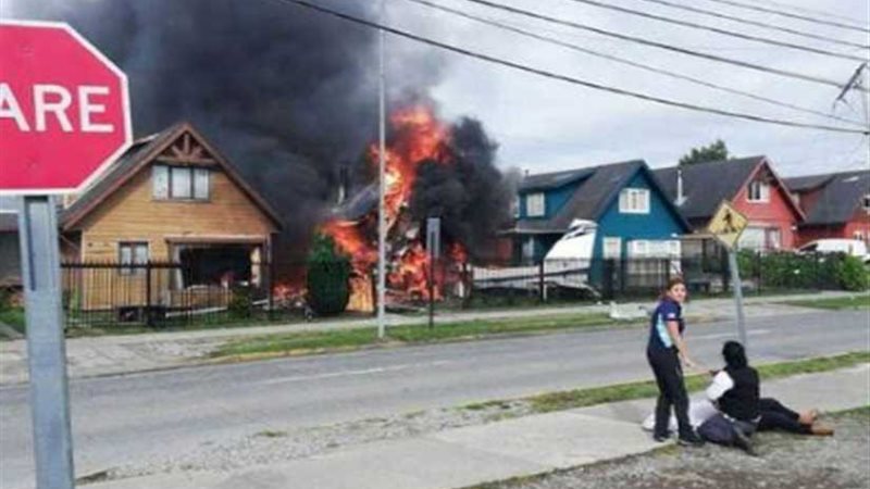 سقوط طائرة على مبنى