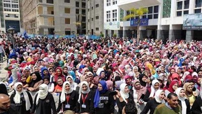 مسيرة طلابية تجوب جامعة دمنهور تأييدًا للتعديلات الدستورية.. (صور)