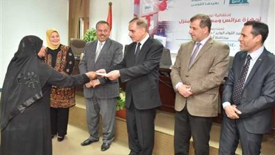 احتفالا بالعيد القومي.. هدايا من محافظ أسيوط للأسر الأكثر احتياجا