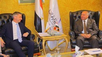 وزير النقل يبحث مع السفير القبرصي بالقاهرة تدعيم التعاون بين الجانبين