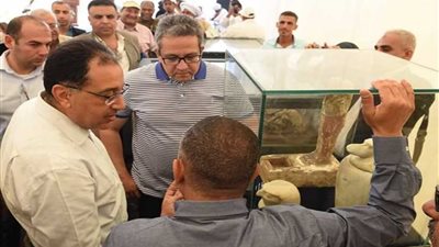 بحضور 21 سفيراً وتحت أنظار العالم.. مدبولي يفتتح أكبر مقبرة 