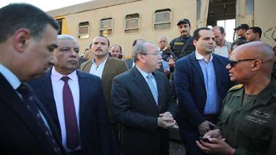 محافظ كفرالشيخ يتفقد موقع انحراف عربتي القطار رقم 495 المتجه من طنطا إلى شربين