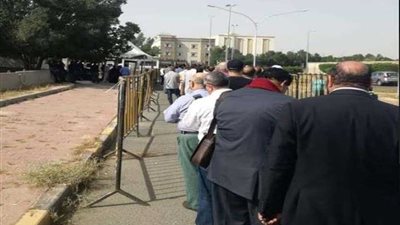 مصريون في طوابير أمام السفارة في الكويت للادلاء بأصواتهم