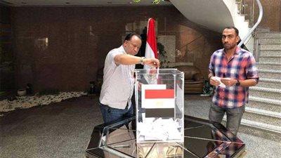 المصريون في دبي يسطرون يوماً مشهوداً في الإقبال على صناديق الاستفتاء