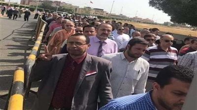 تزايد أعداد المصريين بعد الظهر في لجان الاستفتاء بالكويت.. (فيديو وصور)