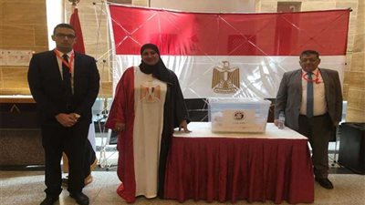 فتاة مصرية ترتدي العلم المصري بالسعودية أثناء إدلائها بصوتها في التعديلات الدستورية