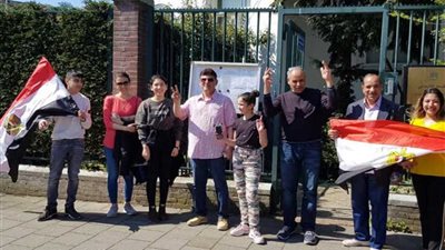 بالصور.. إقبال كبير للمصريين بهولندا للإدلاء بأصواتهم في الاستفتاء