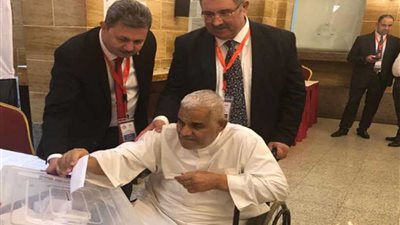 مسن مصري على كرسي متحرك يدلي بصوته فى القنصلية بجدة