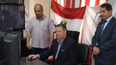 محافظ بني سويف يتابع استعدادات غرف عمليات الاستفتاء على التعديلات الدستورية