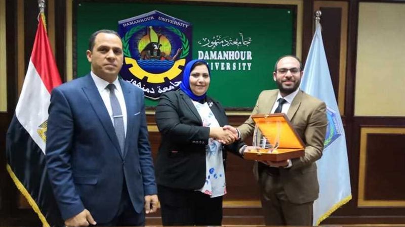 الكويت تكرّم رئيس