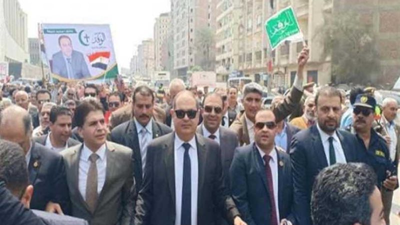 د- خلفية يقود مسيرة