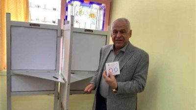بالصور.. فرج عامر يشارك في الاستفتاء