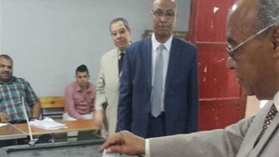 رئيس هيئة قضايا الدولة يدلى بصوته بالاستفتاء