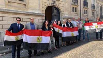 المصريون بفرنسا يتحدون الظروف