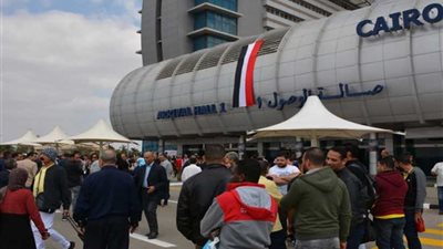 بالصور.. حضور حاشد في لجان الاستفتاء بمطار القاهرة