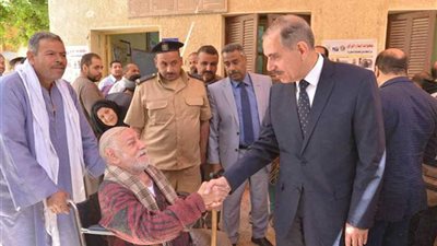 في لفتة انسانية .. محافظ أسيوط يصطحب مسنا على كرسي متحرك للإدلاء بصوته