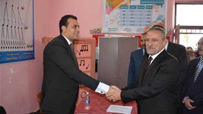 محافظ الاسماعيلية يتفقد لجان التصويت.. ويدلي بصوته بلجنة مركز الفنون