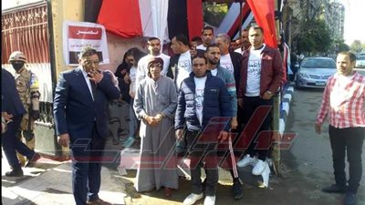 المحافظون يدلون بأصواتهم في الاستفتاء ويتفقدون اللجان