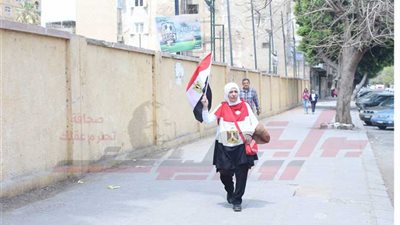 سيدة ترتدي فستان 